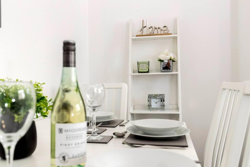 Modern Centrally Located 3 Bed Property With Tvs In Each Bedroom Super Fast Wifi And Crisp White Hotel Linen Hosted By Our Home Short Stays Darlington  Extérieur photo