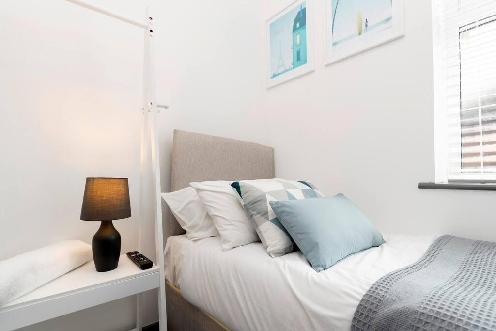 Modern Centrally Located 3 Bed Property With Tvs In Each Bedroom Super Fast Wifi And Crisp White Hotel Linen Hosted By Our Home Short Stays Darlington  Extérieur photo