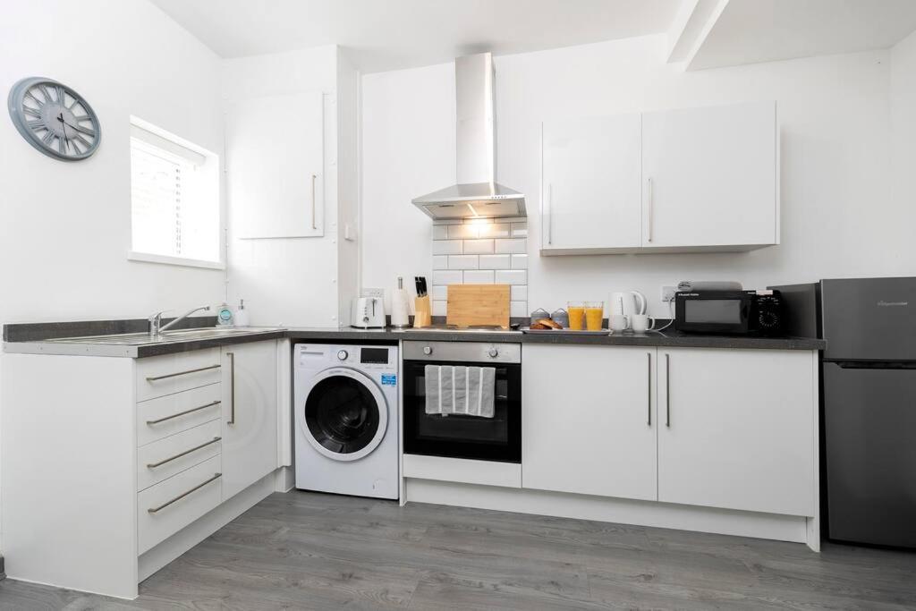 Modern Centrally Located 3 Bed Property With Tvs In Each Bedroom Super Fast Wifi And Crisp White Hotel Linen Hosted By Our Home Short Stays Darlington  Extérieur photo