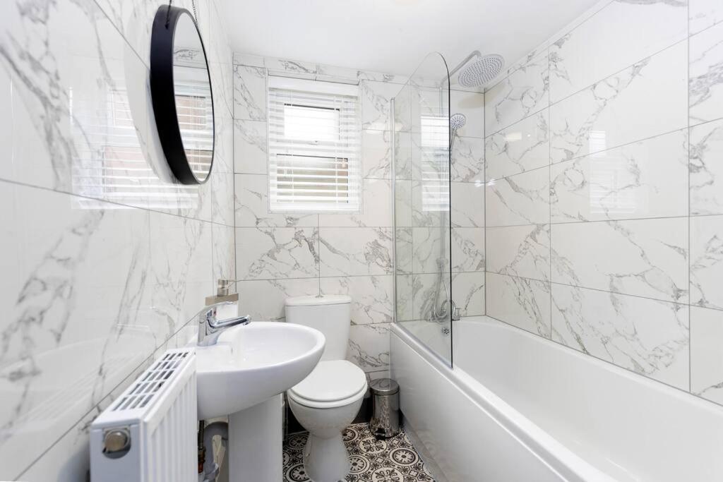 Modern Centrally Located 3 Bed Property With Tvs In Each Bedroom Super Fast Wifi And Crisp White Hotel Linen Hosted By Our Home Short Stays Darlington  Extérieur photo