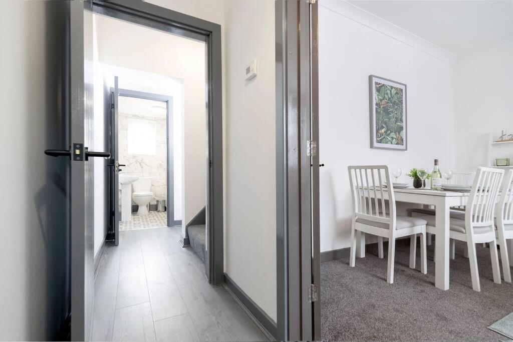 Modern Centrally Located 3 Bed Property With Tvs In Each Bedroom Super Fast Wifi And Crisp White Hotel Linen Hosted By Our Home Short Stays Darlington  Extérieur photo